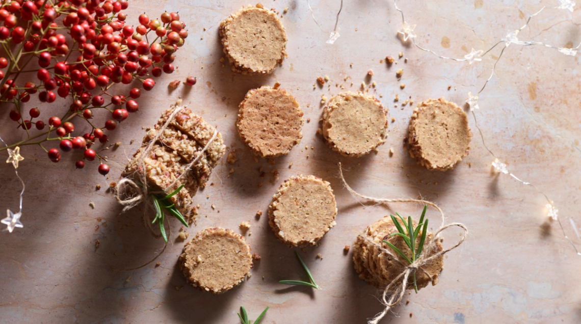 Biscotti con scamorza e noci e decorazioni natalizie