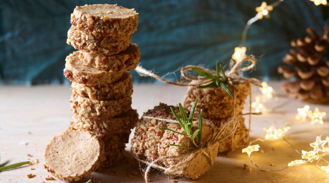 Torretta di biscottini salati con intorno decorazioni natalizie