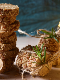 Torretta di biscottini salati con intorno decorazioni natalizie