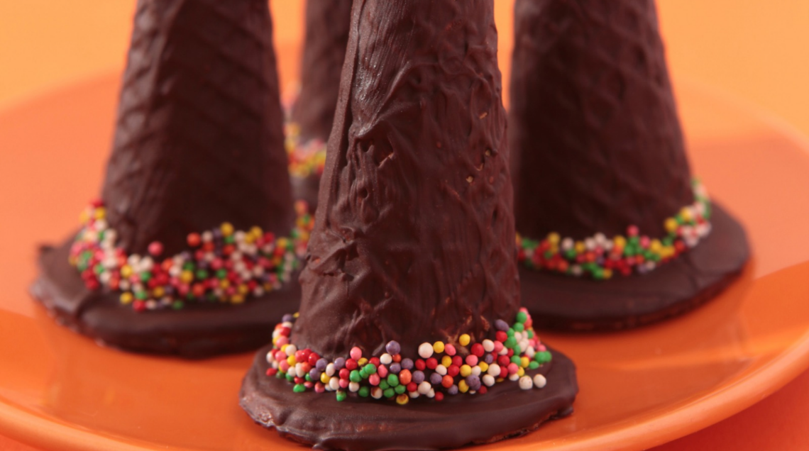 Coni ricoperti di cioccolato e palline di zucchero ricreano dei cappelli da strega