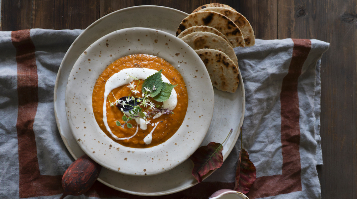 Crema di patate dolci e carote al forno con yogurt greco e piadina