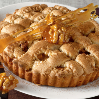 Crostata di noci e albicocche al caramello