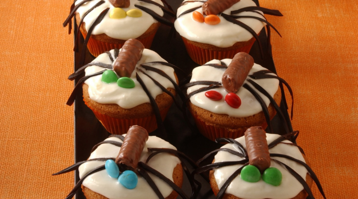 muffin ricoperti che ricreano dei ragnetti