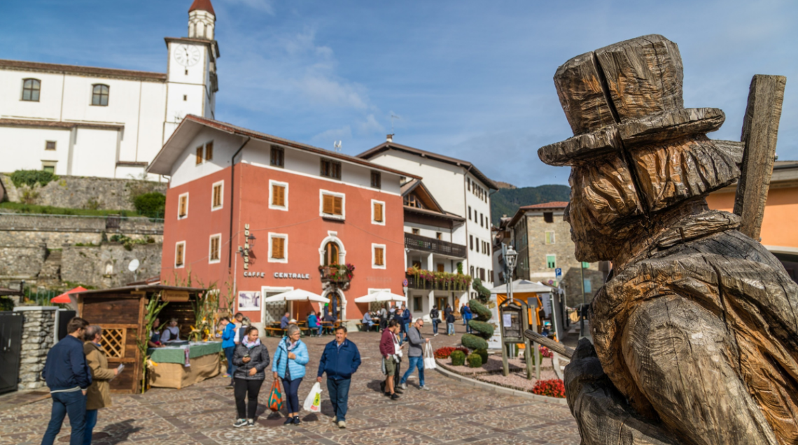 uno scorcio di una delle piazze della città