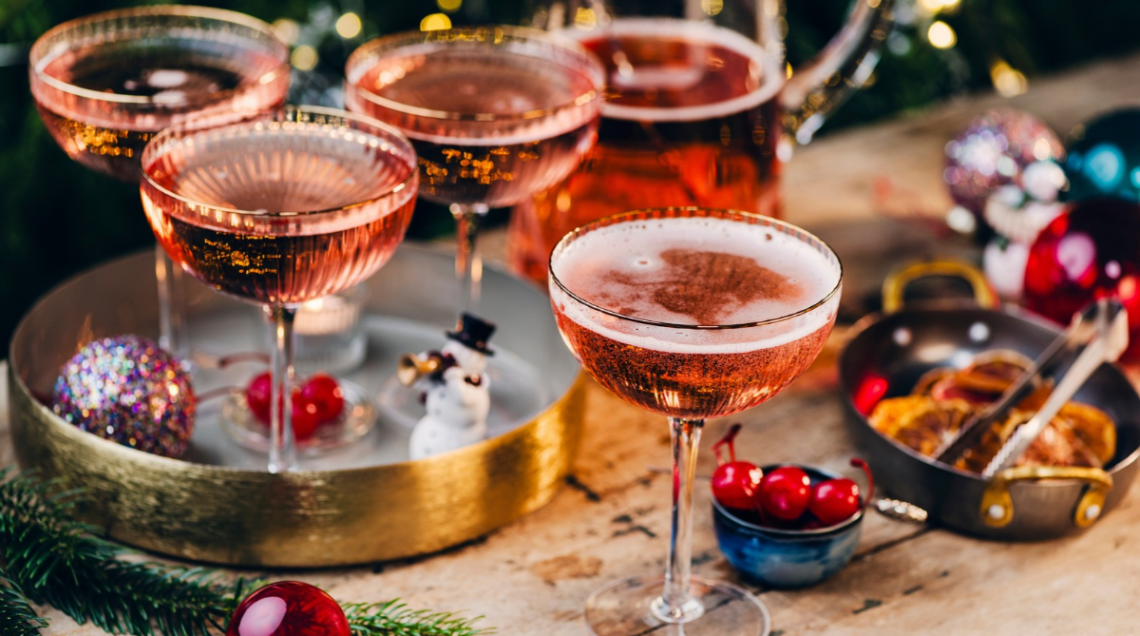 cocktail in coppe di vetro con decorazioni natalizie