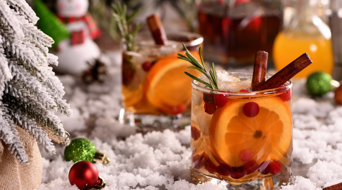 cocktail natalizi con arancia e decorazioni