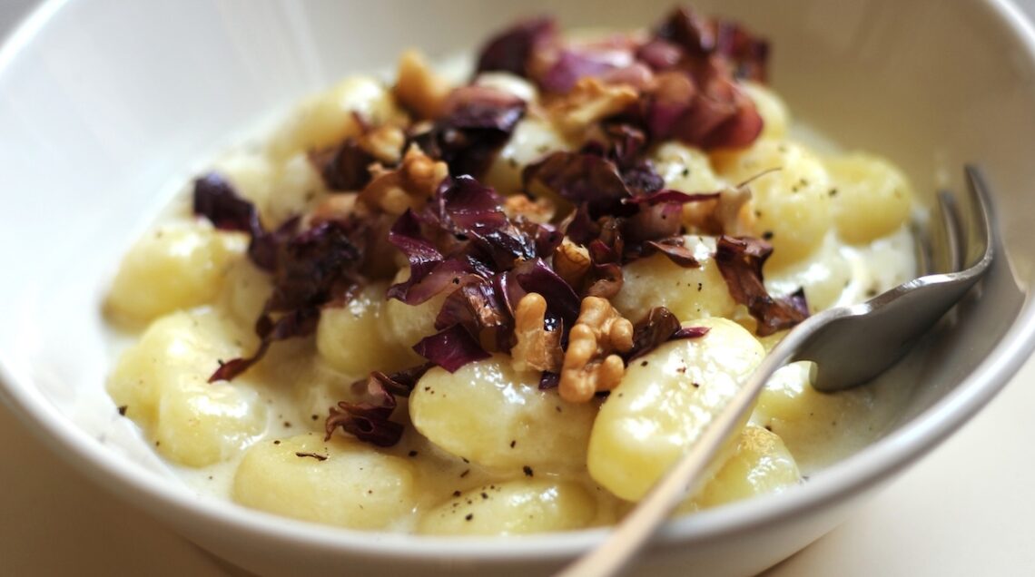 Gnocchi di patate con taleggio, radicchio e noci