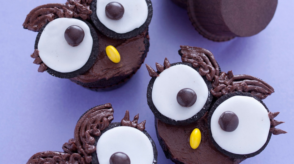 tre gufetti di cioccolato su sfondo viola