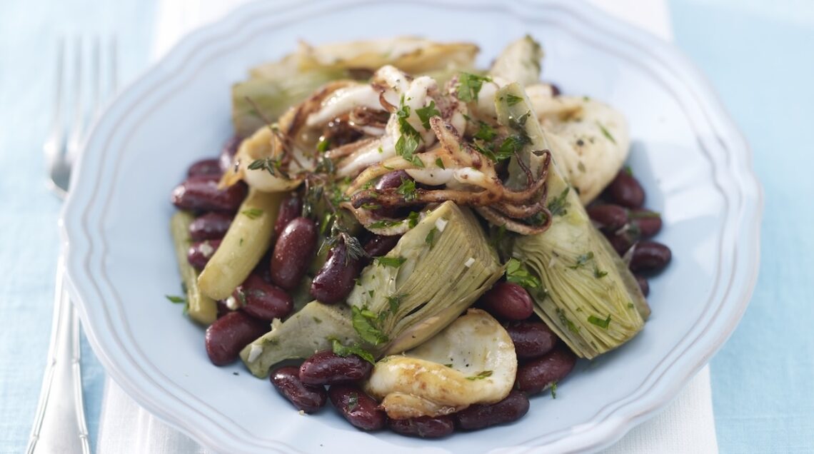 Insalata di fagioli rossi, carciofi e calamaretti