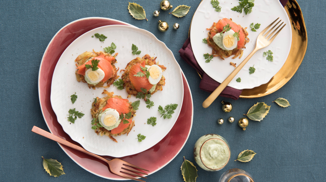 Latkes di patate con crème fraîche all'erba cipollina e uova di quaglia