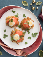 Latkes di patate con crème fraîche all'erba cipollina e uova di quaglia