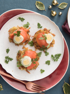 Latkes di patate con crème fraîche all'erba cipollina e uova di quaglia