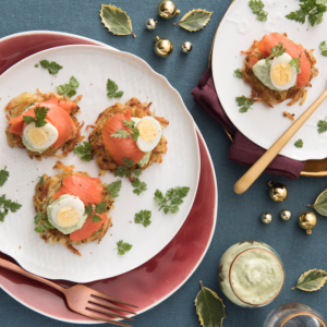 Latkes di patate con crème fraîche all'erba cipollina e uova di quaglia