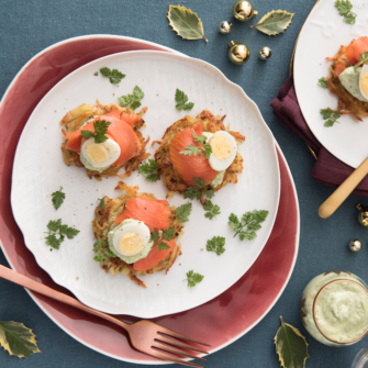 Latkes di patate con crème fraîche all'erba cipollina e uova di quaglia