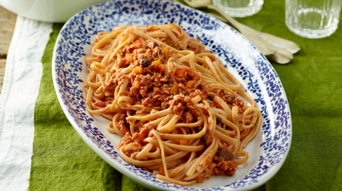 Linguine al ragù di soia e funghi shiitake in un piatto