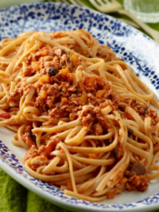 Linguine al ragù di soia e funghi shiitake in un piatto