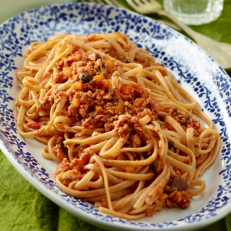 Linguine al ragù di soia e funghi shiitake in un piatto