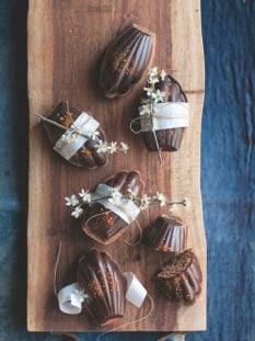 Madeleine al cioccolato fondente e peperoncino