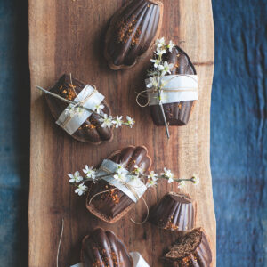 Madeleine al cioccolato fondente e peperoncino