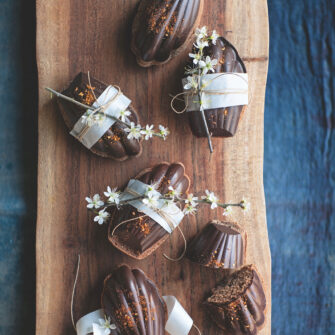 Madeleine al cioccolato fondente e peperoncino