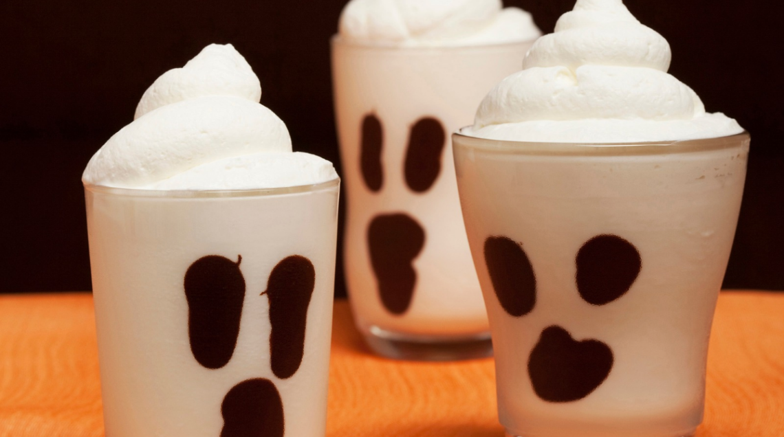 tre milkshake in bicchierini trasparenti
