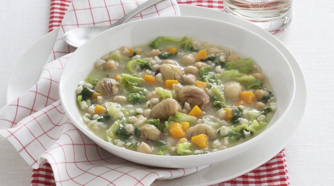 Minestrone di orzo con castagne e ceci