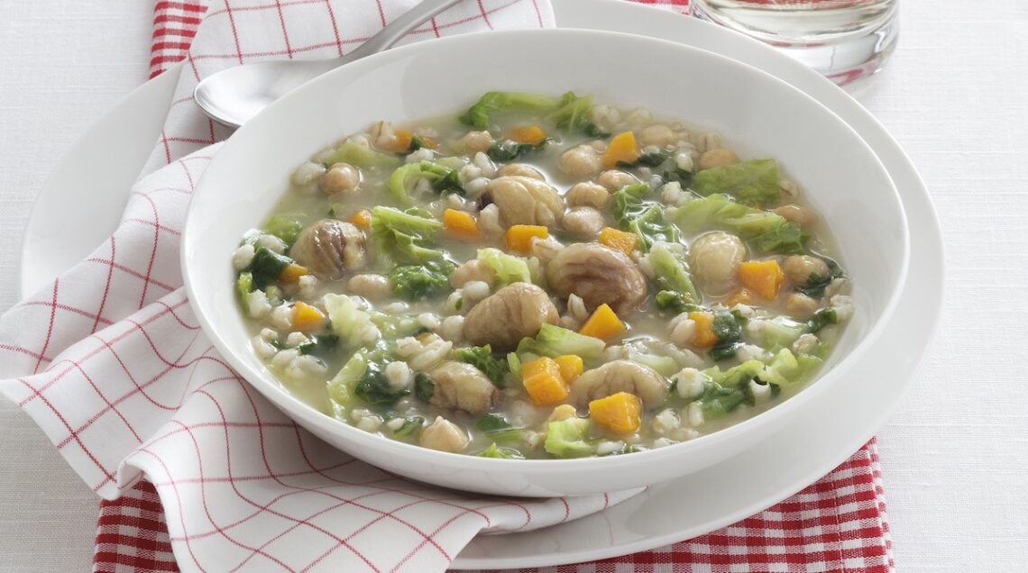 Minestrone di orzo con castagne e ceci