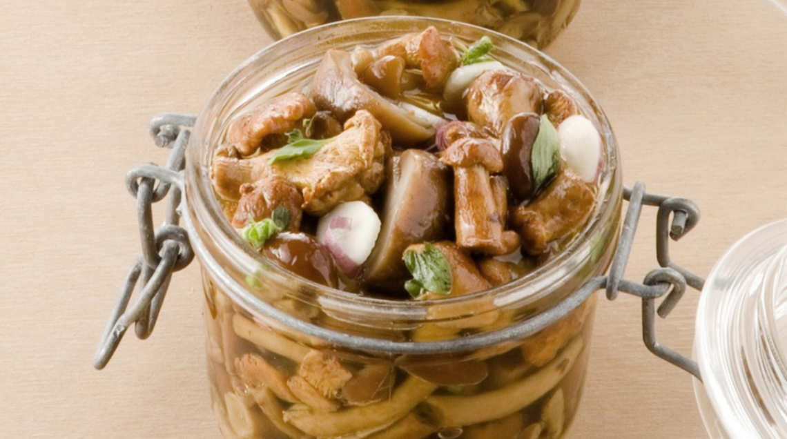 Misto di funghi agli aromi sott'olio in vasetto di vetro