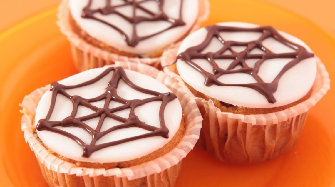 tre muffin ricoperti da una ragnatela di cioccolato