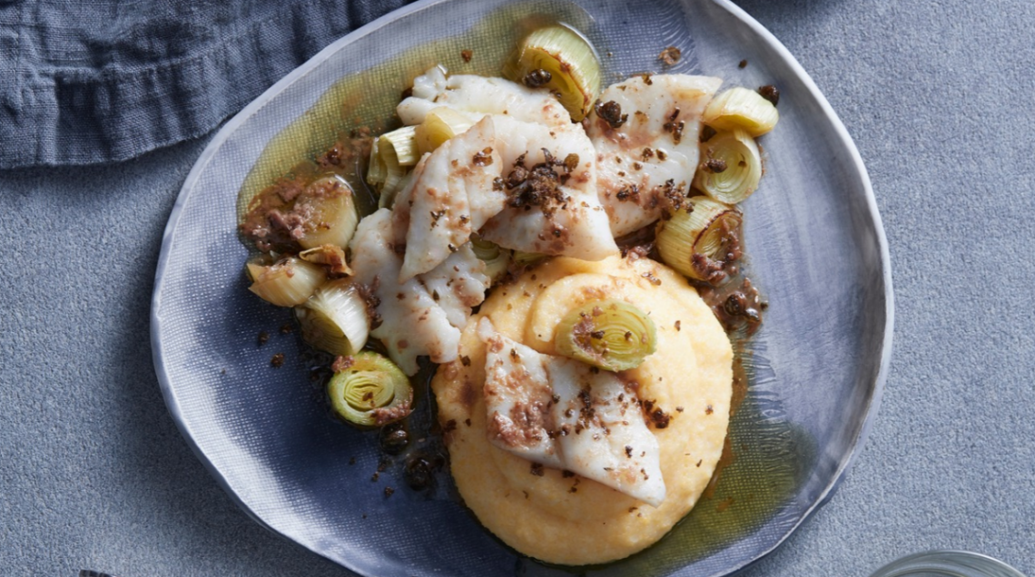 Nasello con polenta cremosa, capperi fritti e filetti di acciuga
