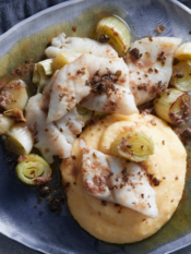 Nasello con polenta cremosa, capperi fritti e filetti di acciuga