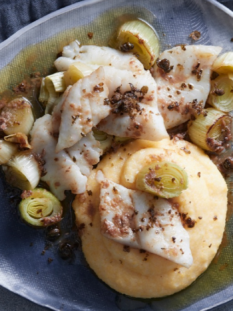 Nasello con polenta cremosa, capperi fritti e filetti di acciuga