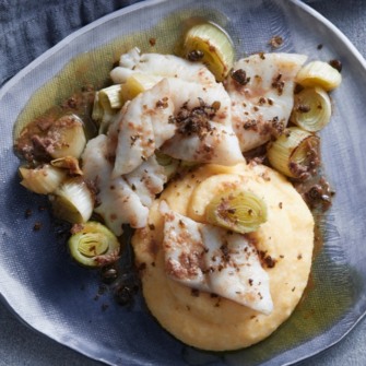 Nasello con polenta cremosa, capperi fritti e filetti di acciuga