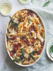 Pennoni con zucca, ricotta, prosciutto crudo e scamorza