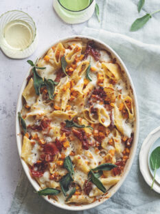 Pennoni con zucca, ricotta, prosciutto crudo e scamorza