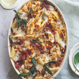 Pennoni con zucca, ricotta, prosciutto crudo e scamorza