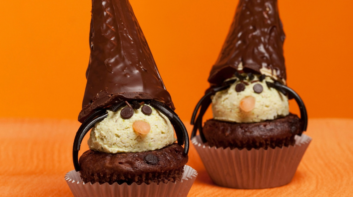 muffin con gelato e decorazioni che ricreano delle piccole streghe