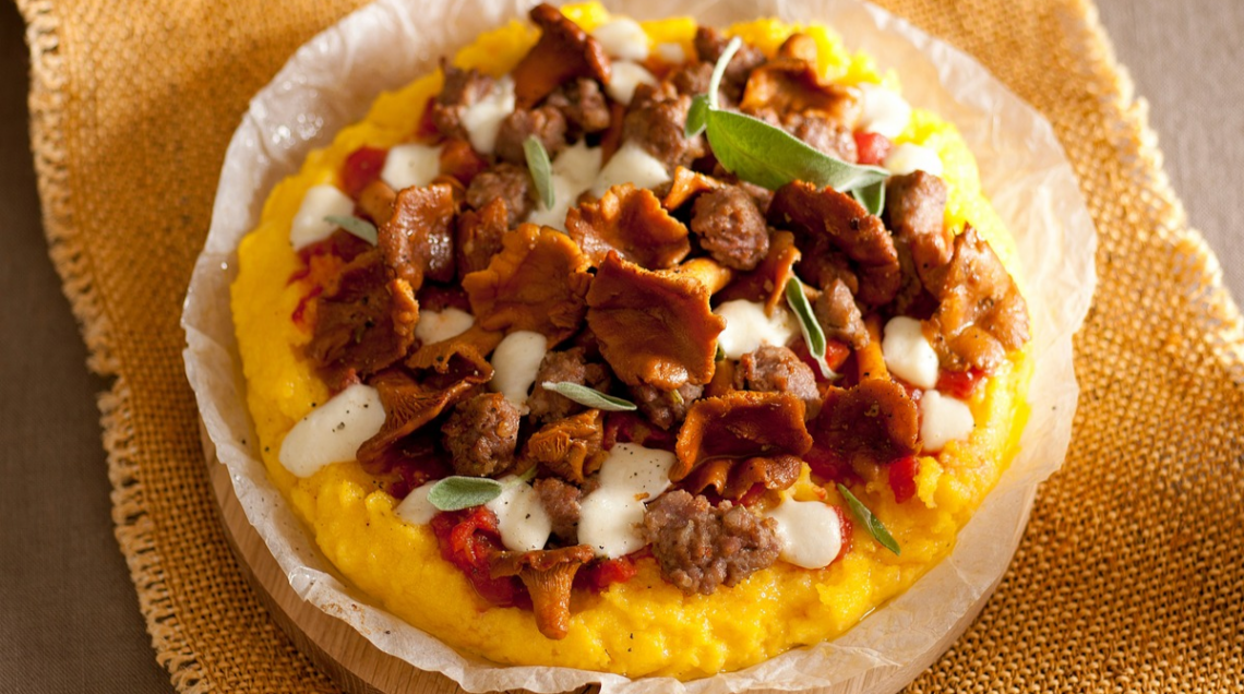 Pizza di polenta con finferli e salsiccia