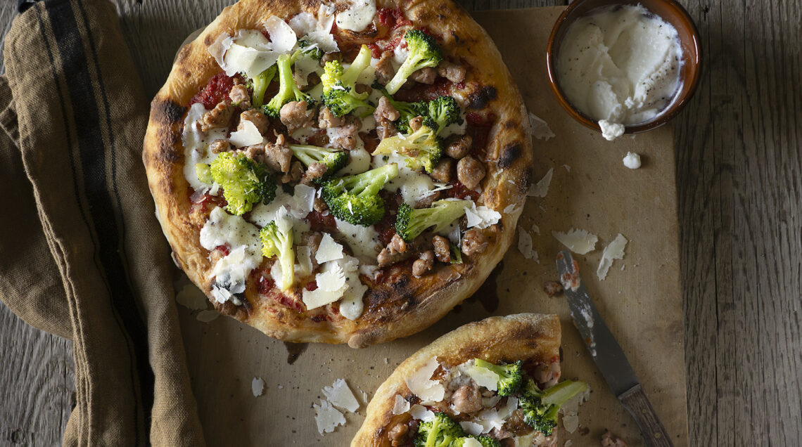 Pizza rossa con crema di pecorino, broccoli e salsiccia