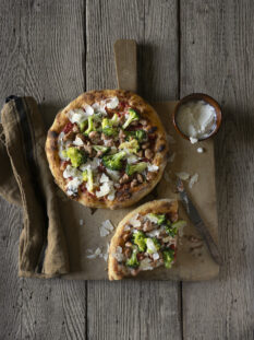 Pizza rossa con crema di pecorino, broccoli e salsiccia