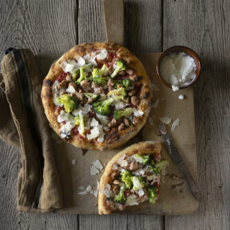 Pizza rossa con crema di pecorino, broccoli e salsiccia