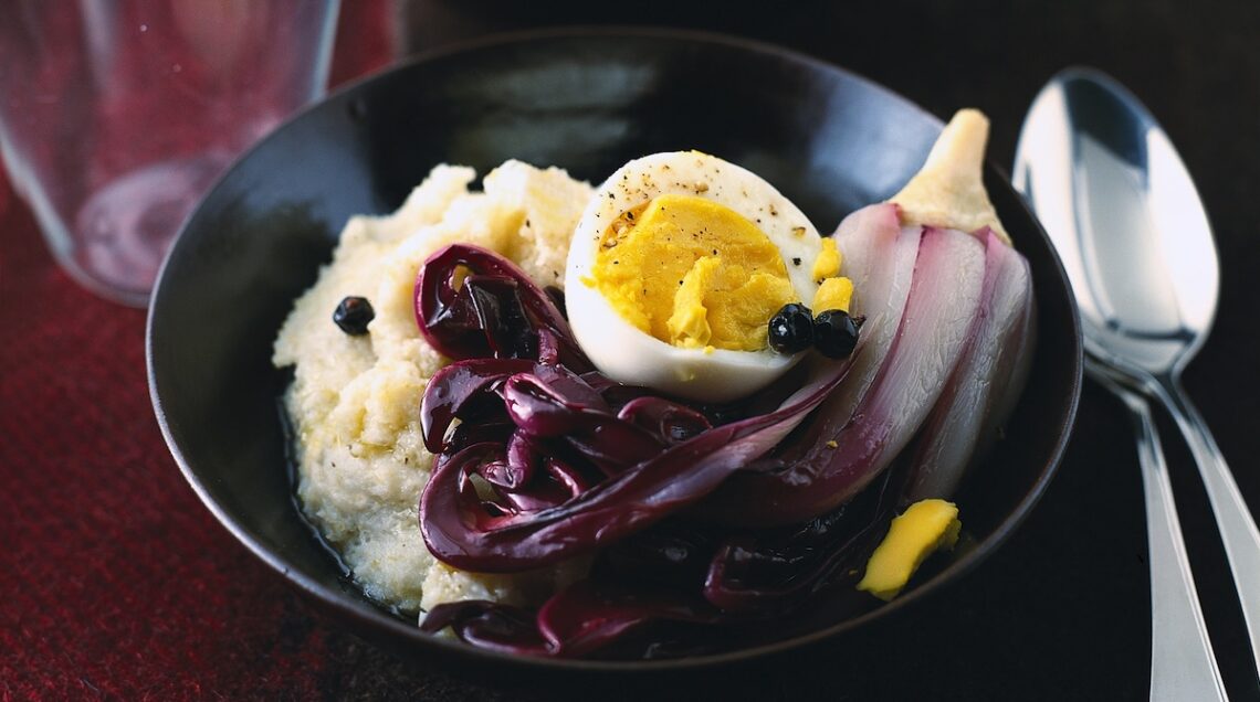 Polenta bianca con radicchio all'aceto e uova sode