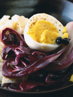 Polenta bianca con radicchio all'aceto e uova sode