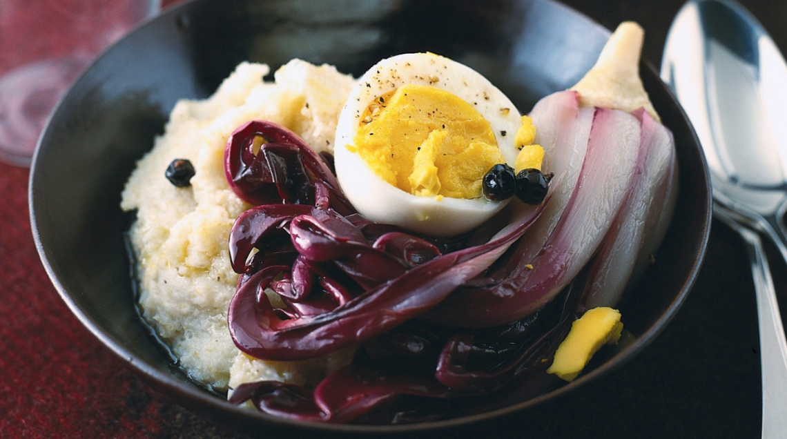 Polenta bianca con radicchio all'aceto e uova sode