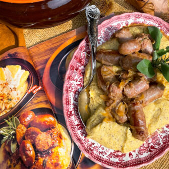 Polenta con salsicce al vino bianco