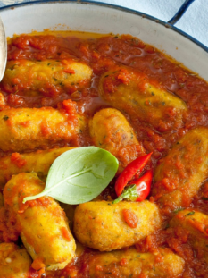 Polpette di pollo al pesto con sugo di pomodoro