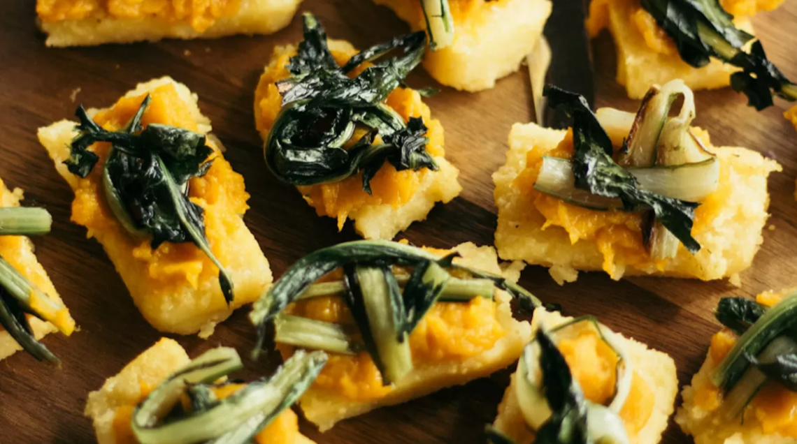Quadretti di polenta con crema di zucca e cicoria saltata