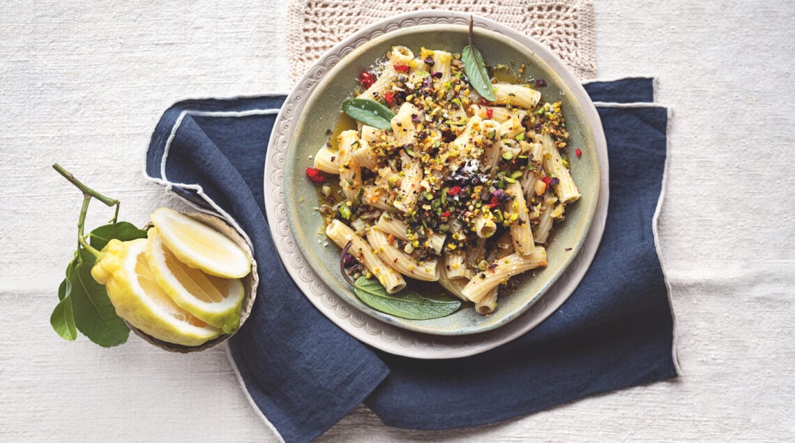 Rigatoni al pesto di pistacchi, salvia e limoni sotto sale