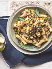 Rigatoni al pesto di pistacchi, salvia e limoni sotto sale
