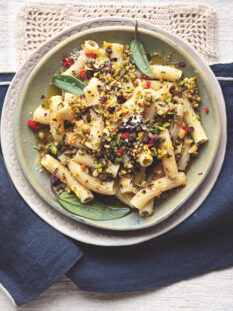 Rigatoni al pesto di pistacchi, salvia e limoni sotto sale